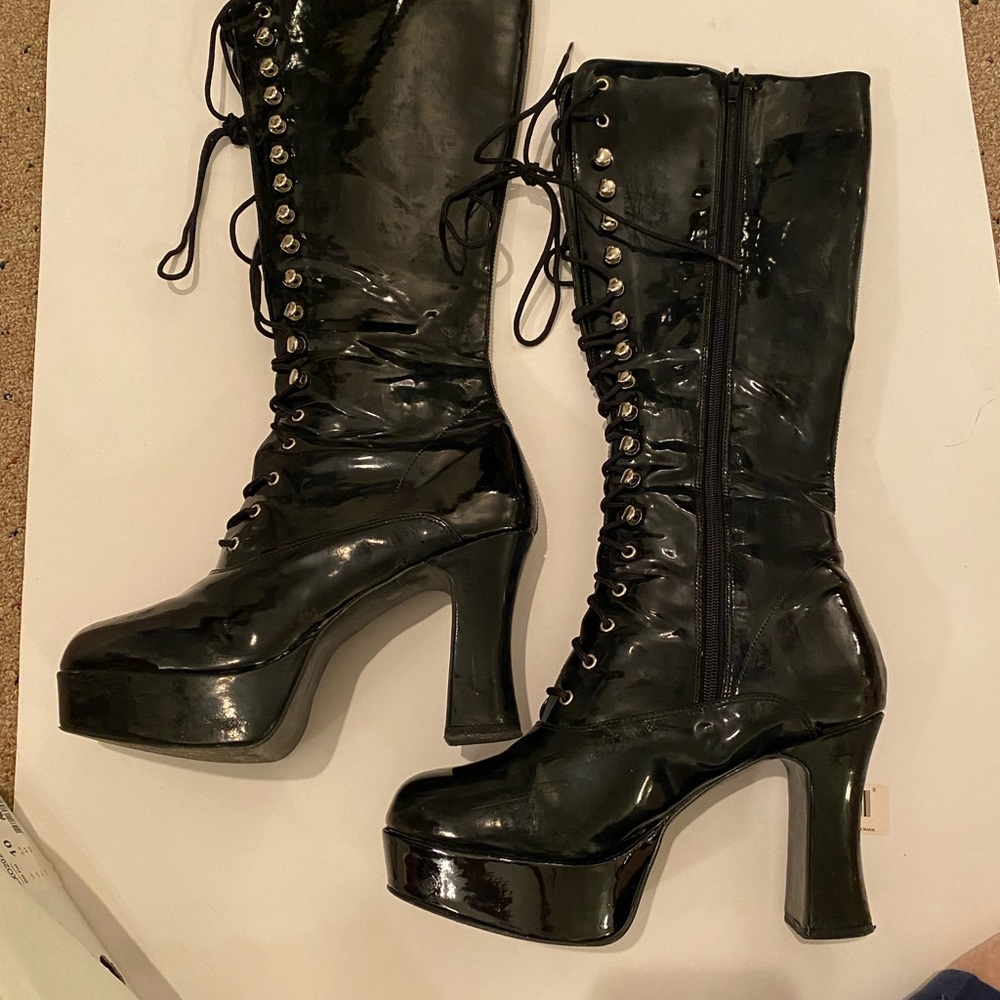 Blk knee high boots sz10, fits like a 8 1/2. Great with a Halloween costume.